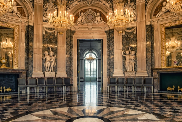 Barocker Festsaal mit Kronleuchtern und Marmorsäulen